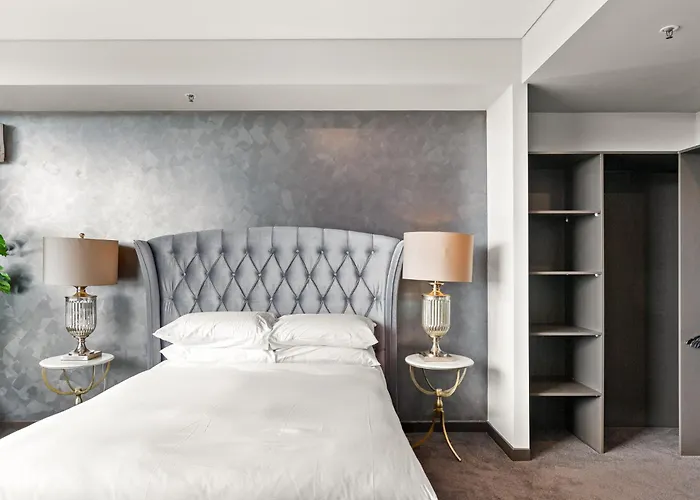 Elegant 1-Bed By Riverside Park & Amenities