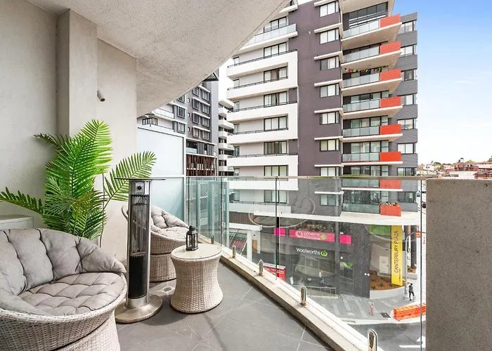 Elegant 1-Bed By Riverside Park & Amenities